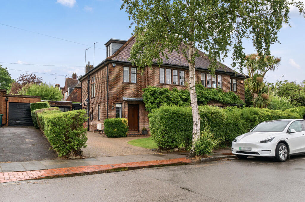 Main image of property: Vivian Way, Hampsted Garden Suburb, London, N2