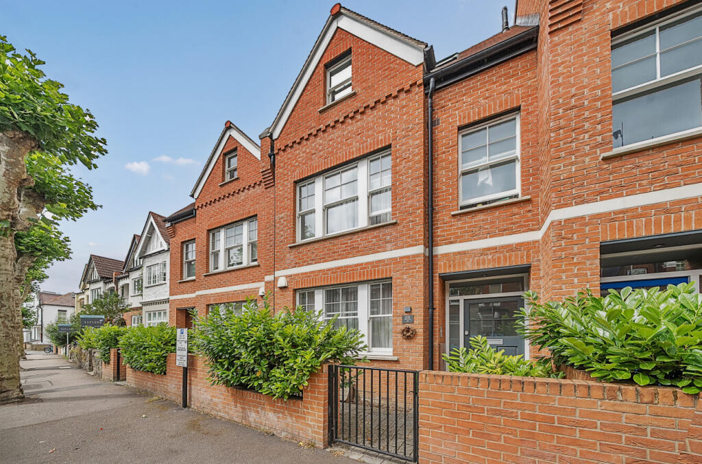 Main image of property: Fortis Green Avenue, London, N2
