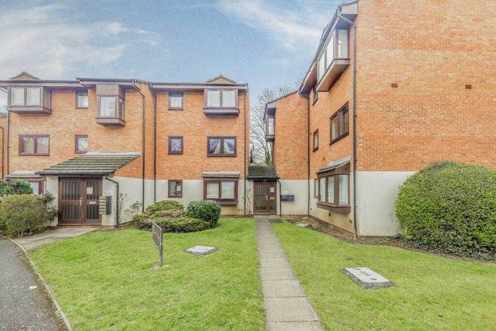1 bedroom flat for sale in Wheatley Close, London, NW4