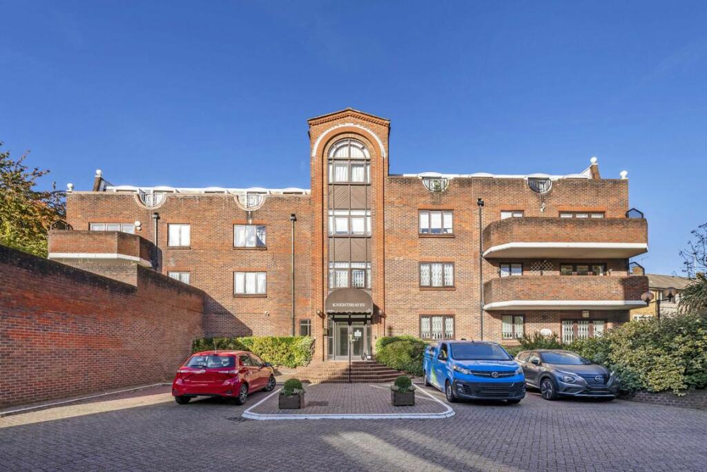 3 bedroom flat for sale in Holders Hill Road, London, NW4