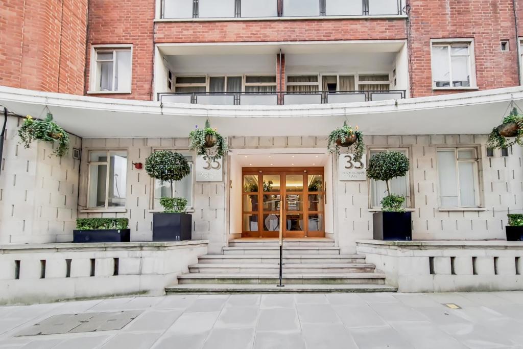 Studio apartment for sale in Buckingham Gate, London, SW1E