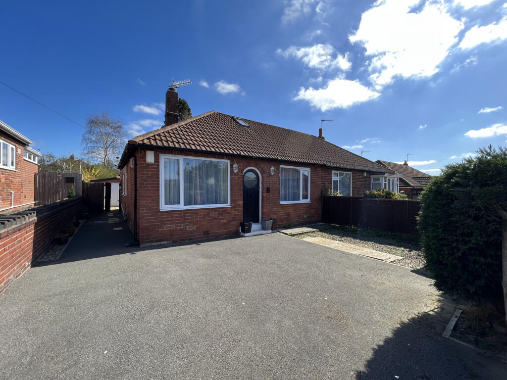 3 bedroom semidetached house for sale in Alandale Road, Garforth, LS25
