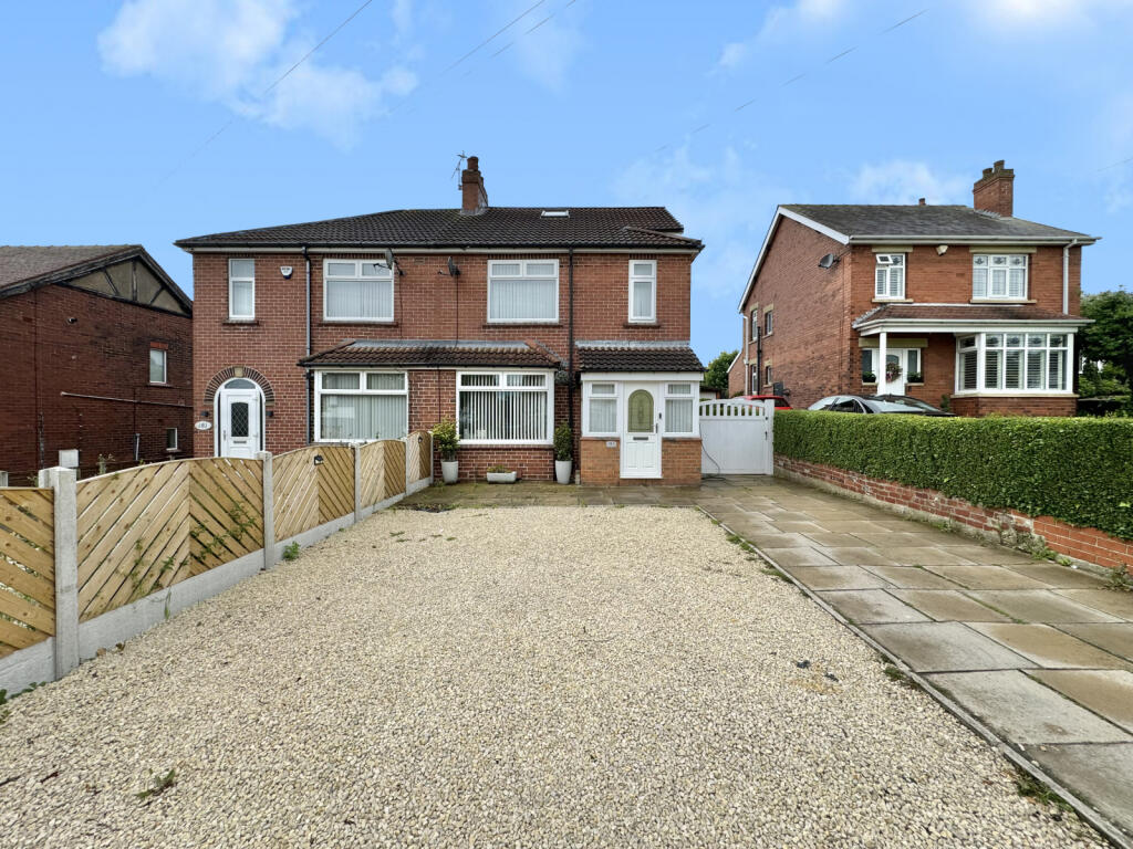 3 bedroom semidetached house for sale in Leeds Road, Kippax, LS25