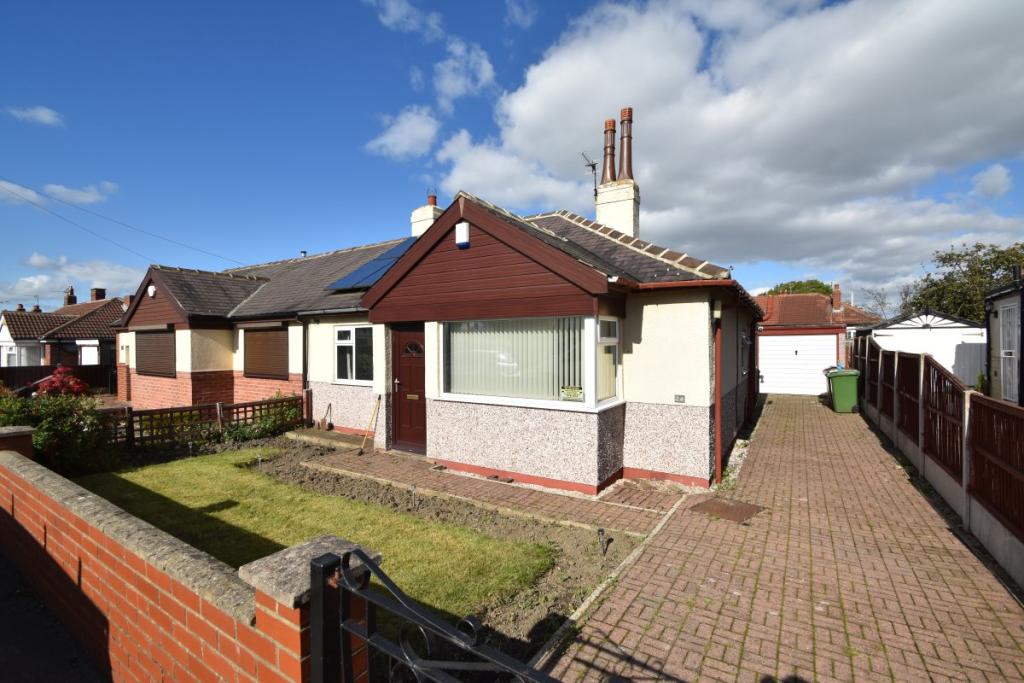 2 bedroom bungalow for sale in Oak Road, Halton, LS15