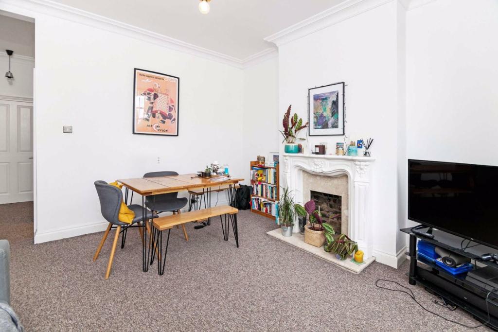 2 bedroom flat for rent in Abbeville Road, Clapham, SW4