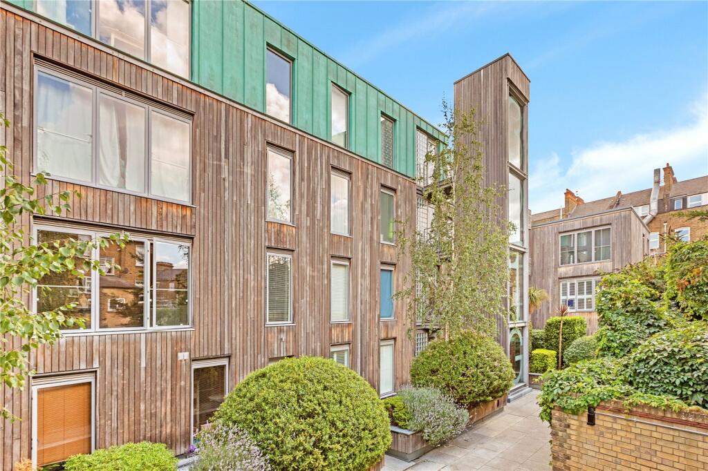 2 bedroom flat for sale in Balham Grove, London, SW12