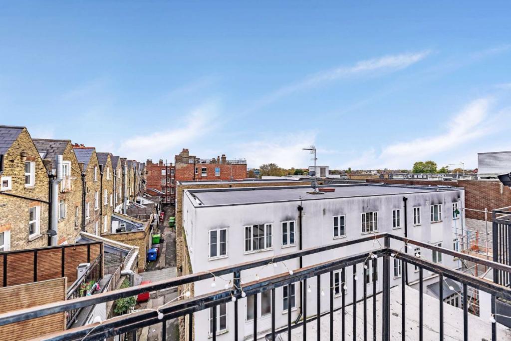 1 bedroom flat for sale in Balham High Road, Balham, London, SW12