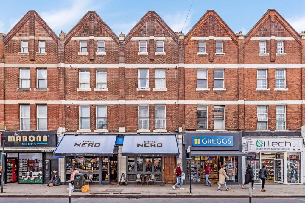 1 bedroom flat for sale in Balham High Road, Balham, London, SW12