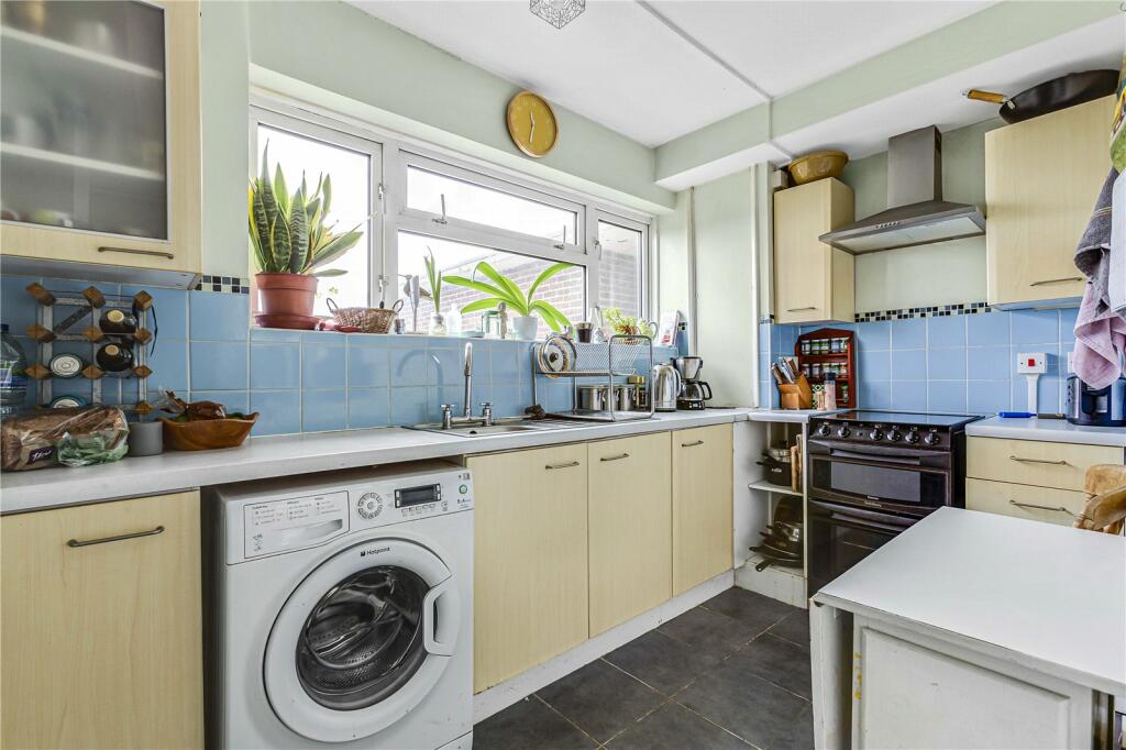 2 bedroom flat for sale in Studley Road, London, SW4