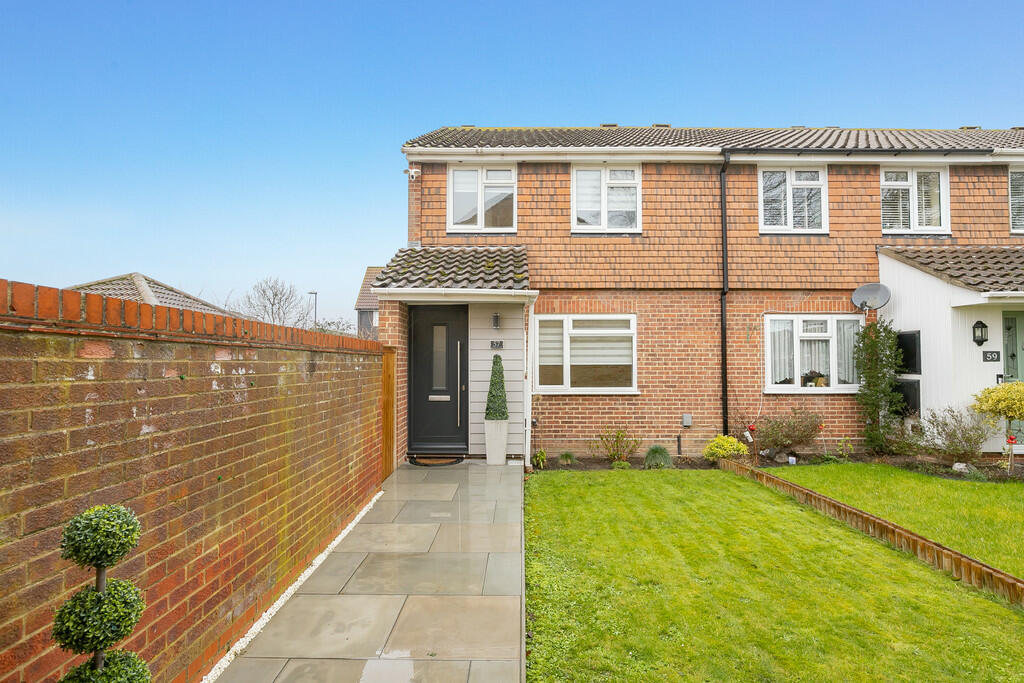 3 bedroom end of terrace house for sale in Hampden Close, North Weald, CM16