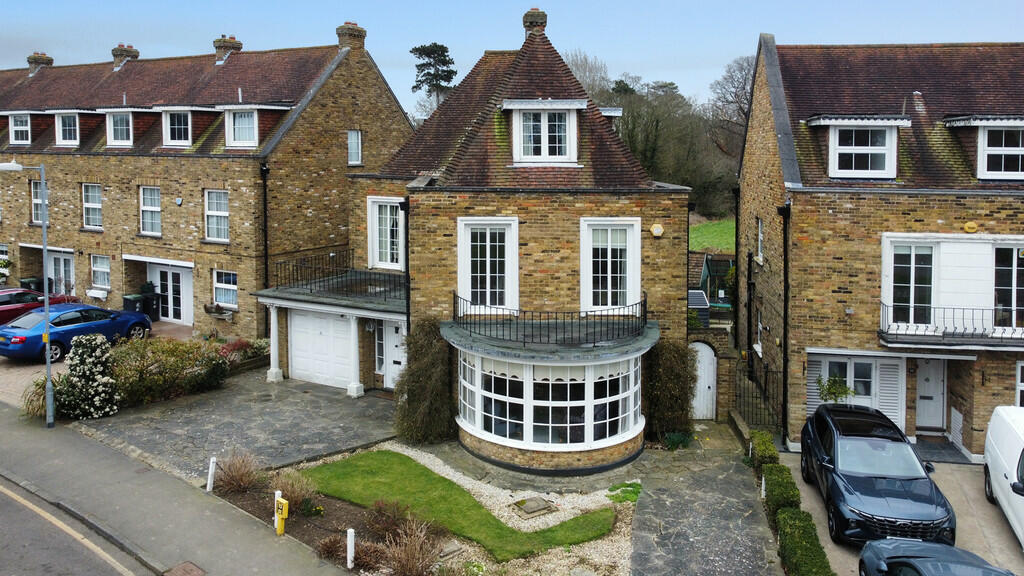 5 bedroom detached house for sale in Theydon Grove, Epping, CM16