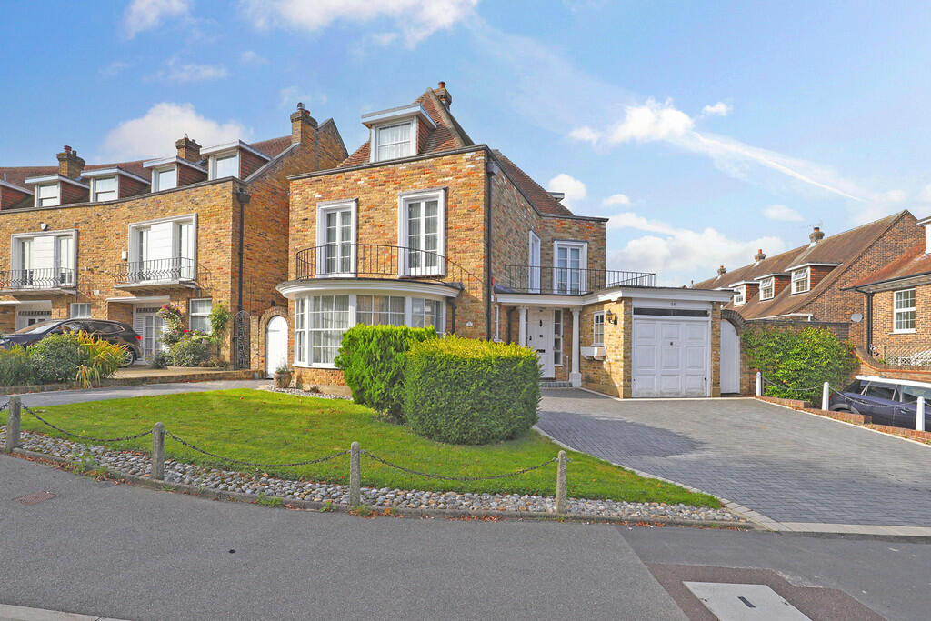 5 bedroom detached house for sale in Theydon Grove, Epping, CM16