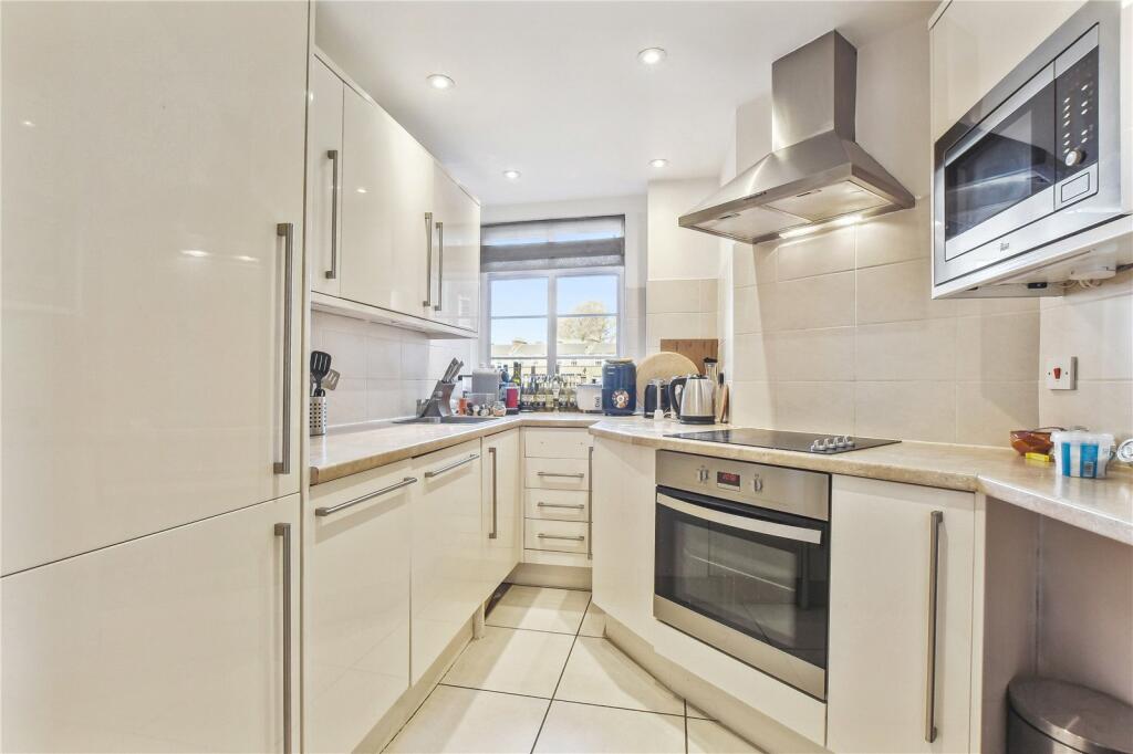 2 bedroom flat for sale in Rossmore Court, Park Road, London, NW1