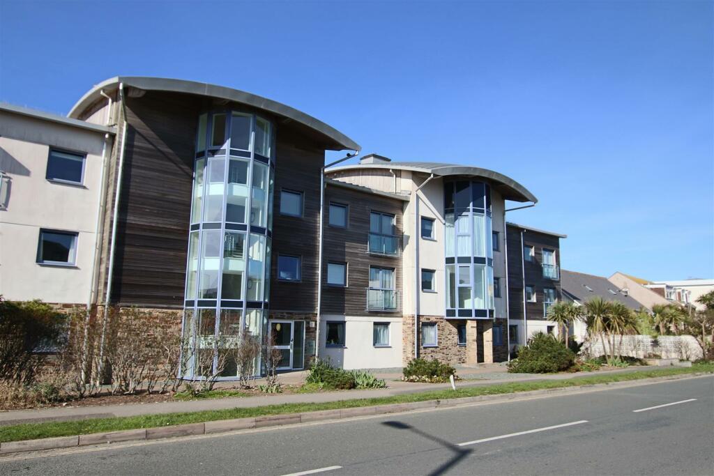 2 bedroom apartment for sale in Pentire Avenue, Newquay, TR7