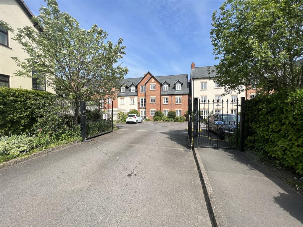 1 bedroom retirement property for sale in Daffodil Court, Newent, GL18