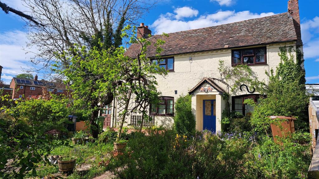 3 bedroom detached house for sale in Hillend Road, Twyning, Tewkesbury