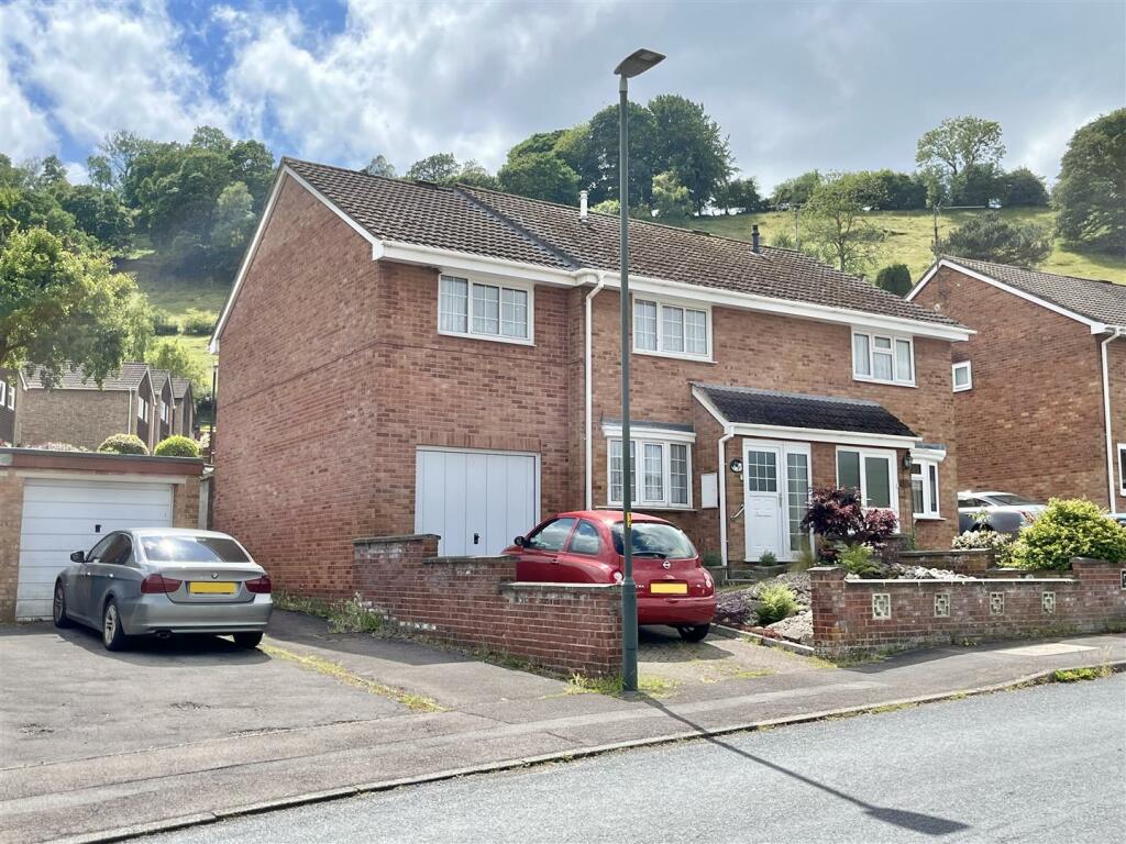 4 bedroom semidetached house for sale in Baynham Road, Mitcheldean, GL17