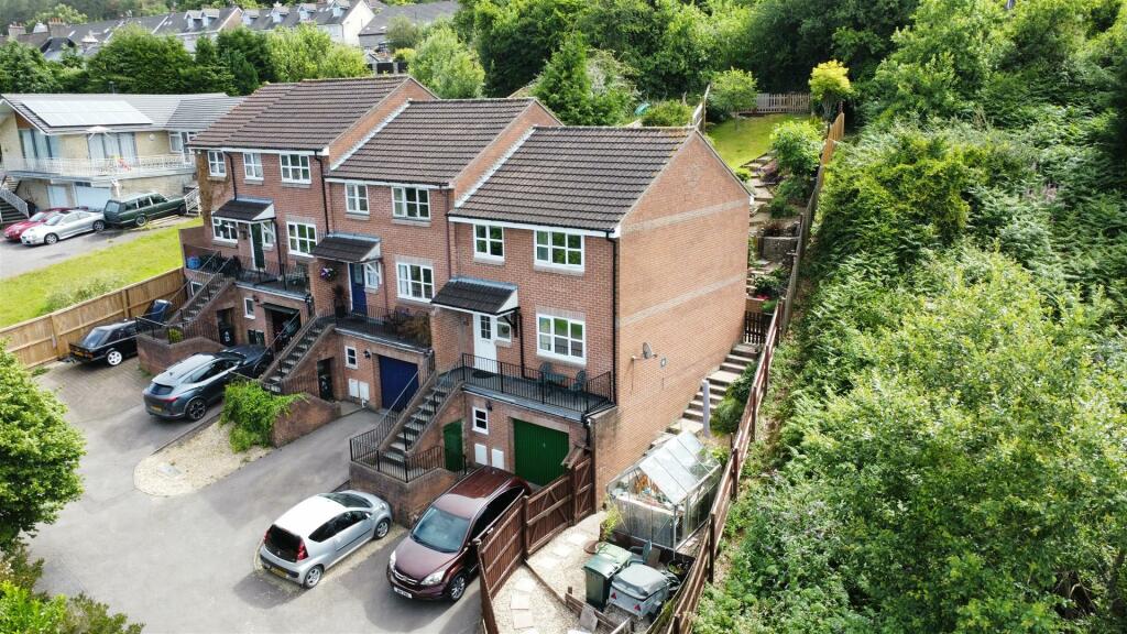 3 bedroom end of terrace house for sale in Fir View Road, Ruspidge, GL14