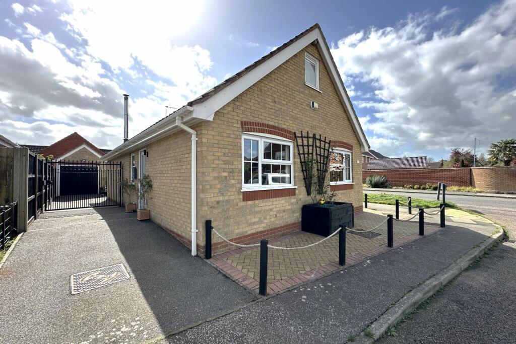 4 bedroom detached house for sale in Verdure Close, Lowestoft, NR32