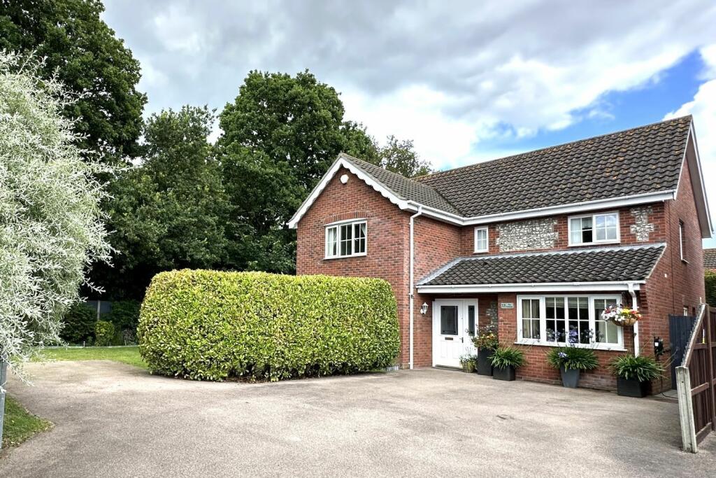 4 bedroom detached house for sale in The Pastures, Lowestoft, NR32