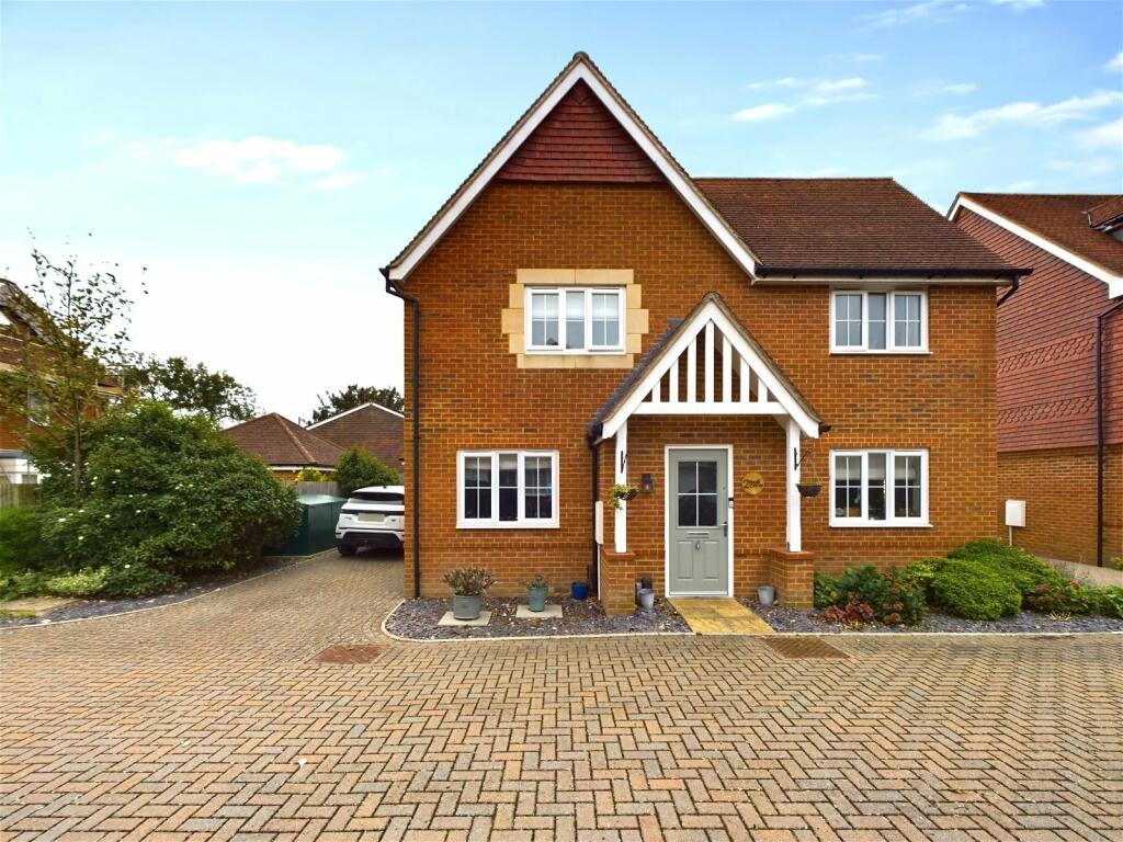 4 bedroom detached house for sale in Chawton Gate, Worthing BN14 9FH, BN14