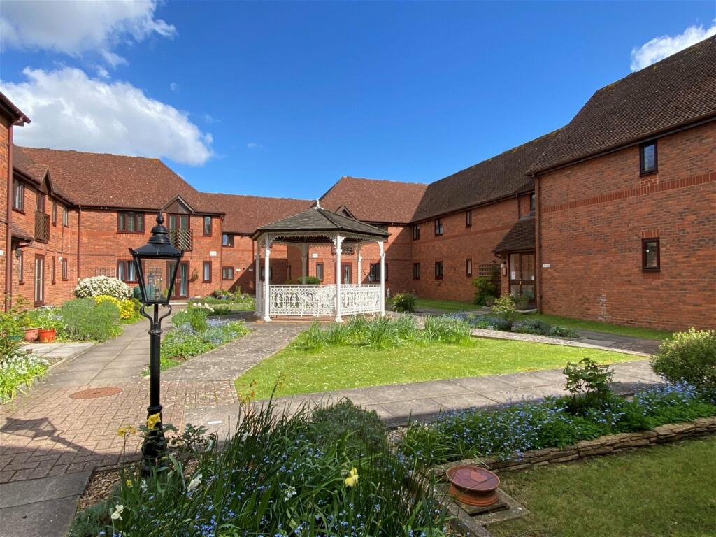 2 bedroom retirement property for sale in The Courtyard, Offington Lane, Worthing BN14 9RT, BN14