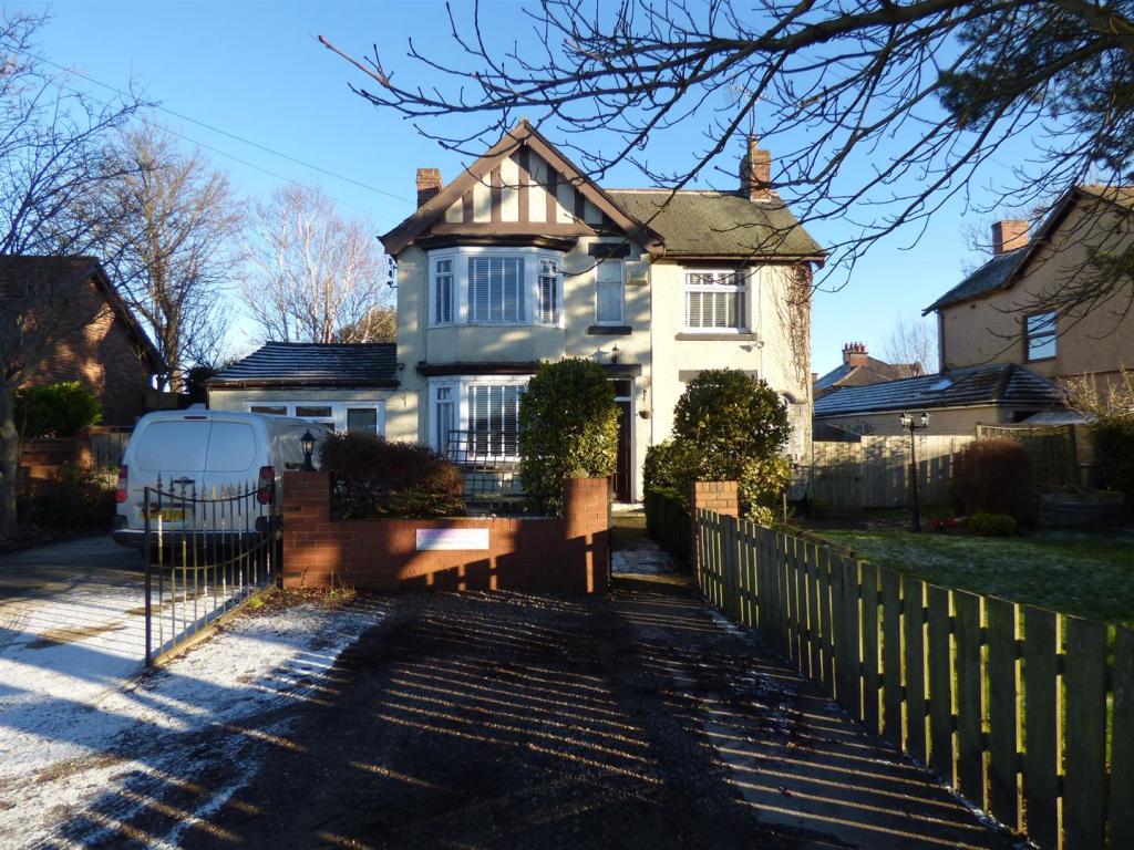 3 bedroom detached house for sale in Mainsforth Road, Ferryhill, DL17