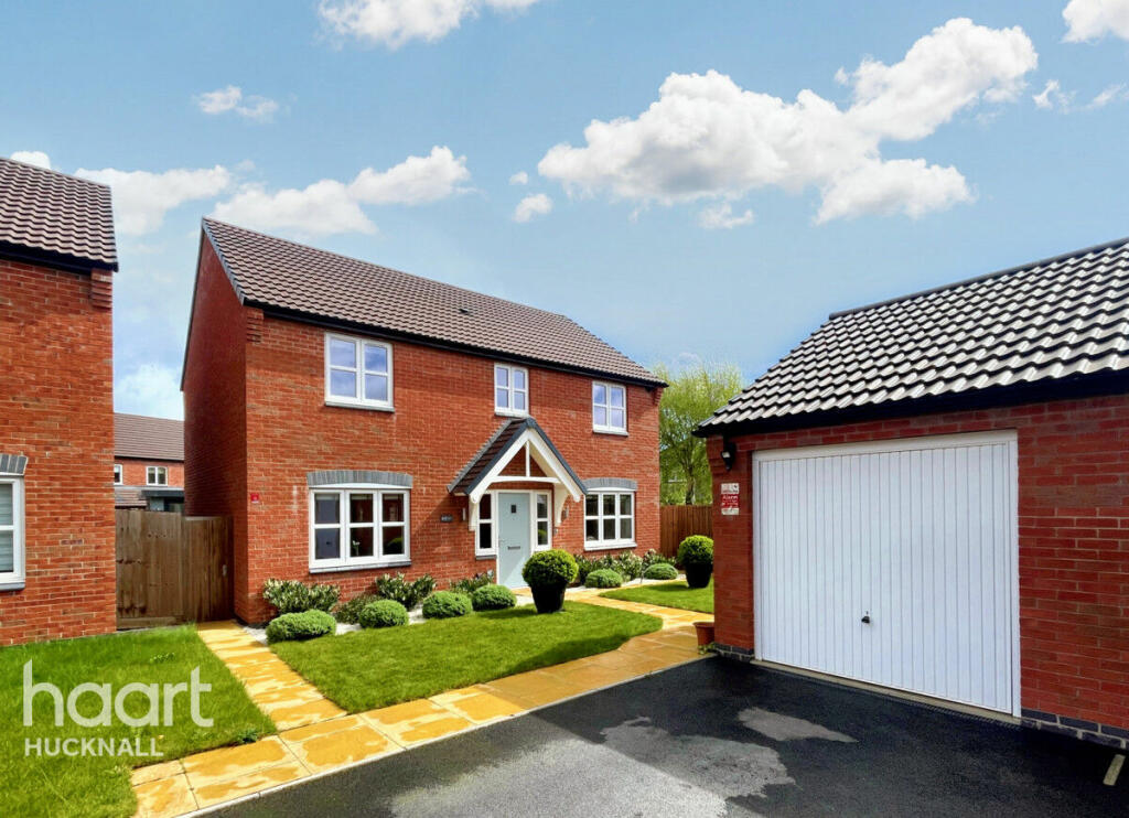 4 bedroom detached house for sale in Chadburn Road, Linby, Nottingham, NG15
