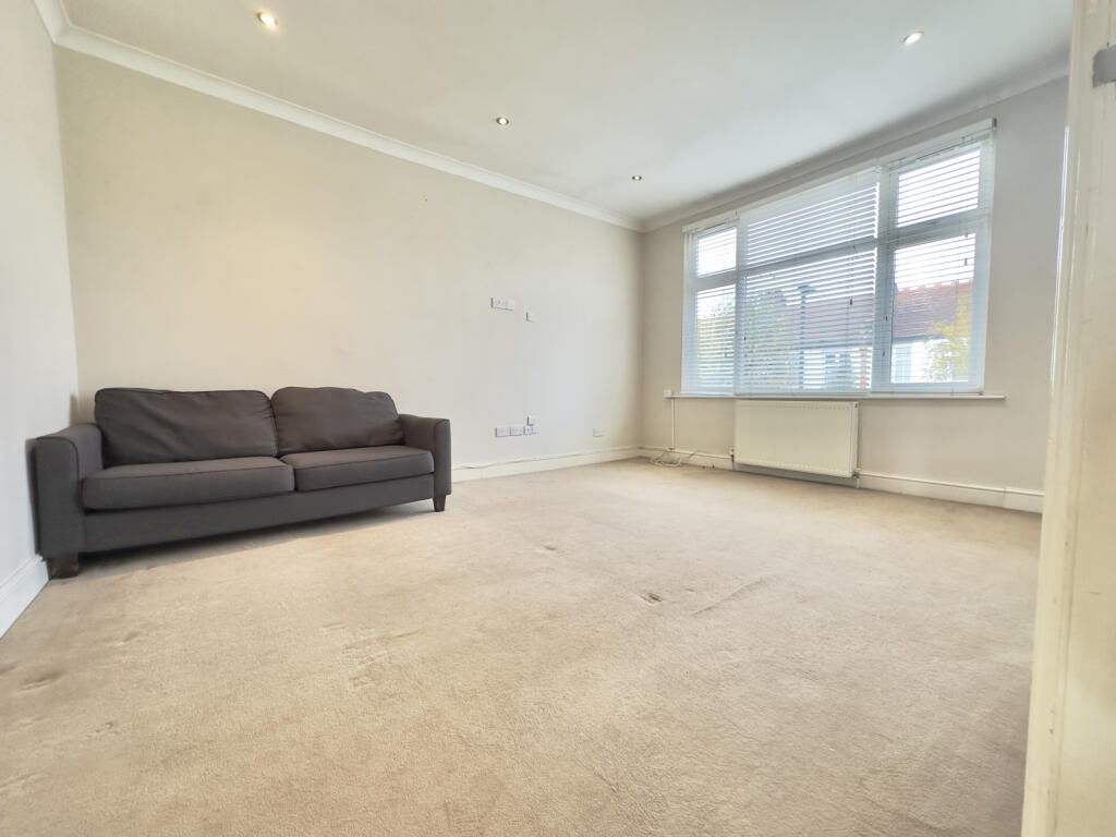 2 bedroom flat for rent in River Avenue, London, N13