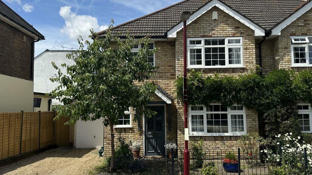 3 bedroom semidetached house for sale in Lower Paddock Road, Oxhey