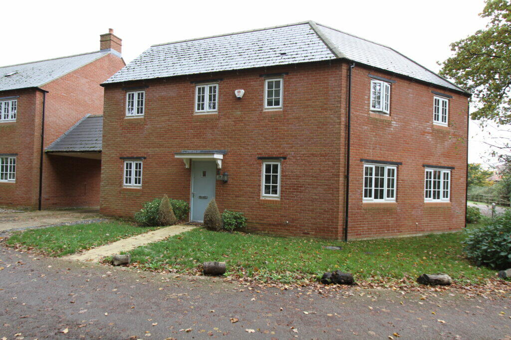3 bedroom semidetached house for rent in Parsons Piece, Banbury, Oxon