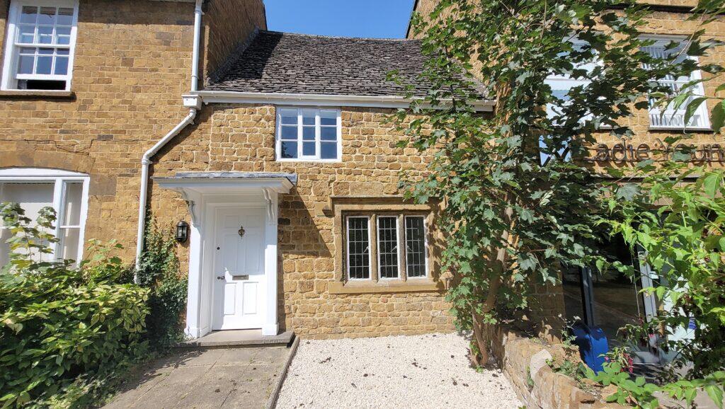 Main image of property: South Bar Street, Banbury, Oxon, OX16 9AB