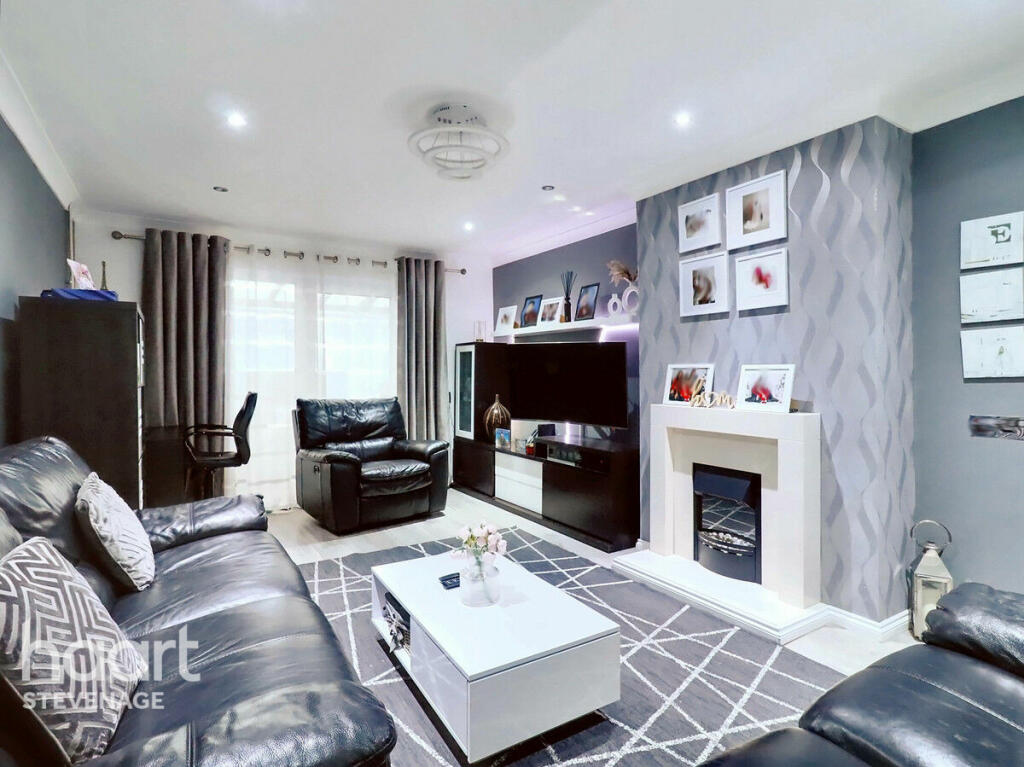 3 bedroom terraced house for sale in Oaks Cross, Stevenage, SG2