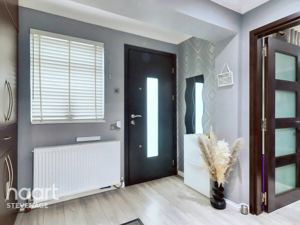 3 bedroom terraced house for sale in Oaks Cross, Stevenage, SG2