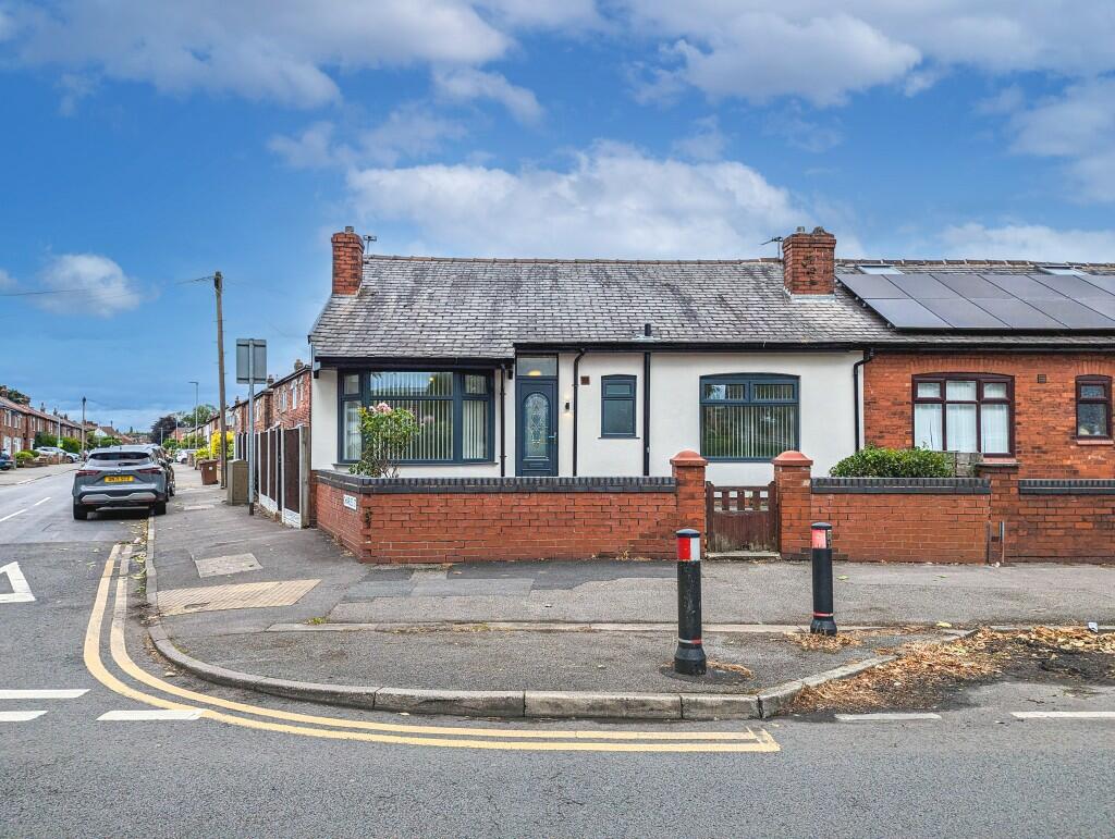 3 bedroom semidetached bungalow for sale in Holden Road, Leigh
