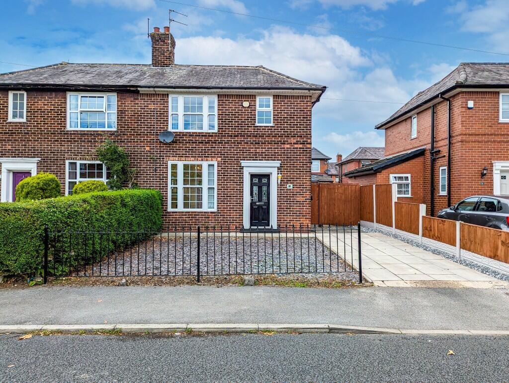 3 bedroom semidetached house for sale in Prestwich Avenue, Leigh