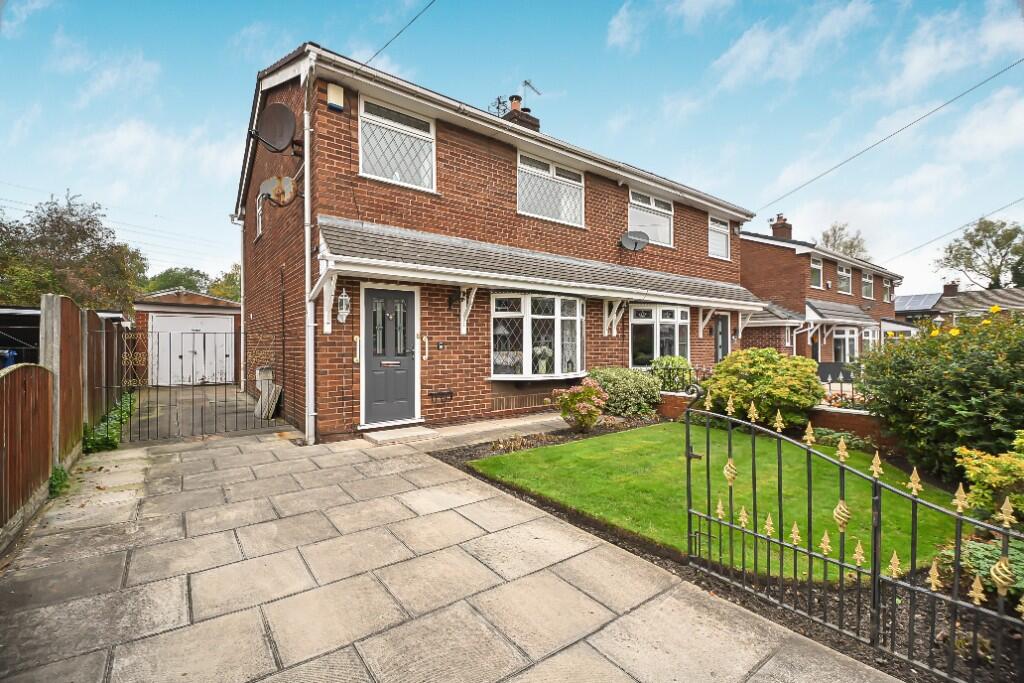 Main image of property: Oak Tree Close, M46