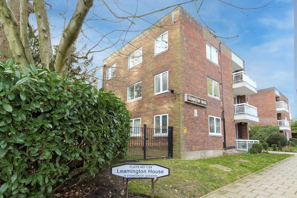 2 bedroom property for sale in Leamington House, 23 Stonegrove, Edgware