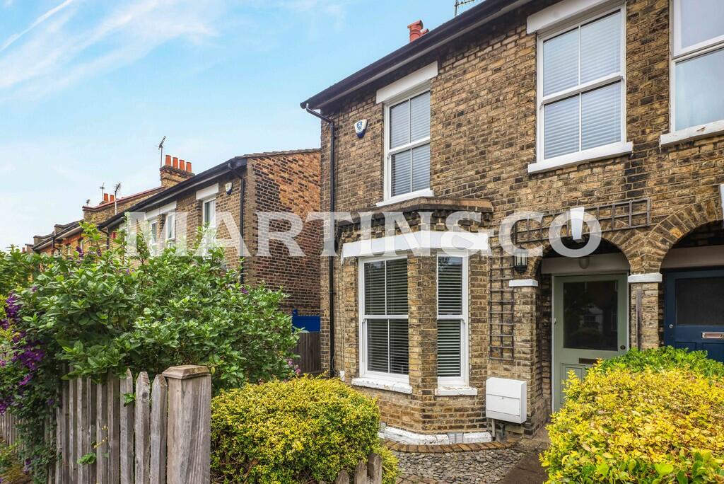 3 bedroom semidetached house for sale in Wellington Road, Wanstead, E11