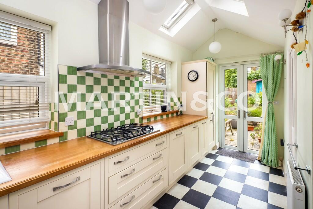 3 bedroom semidetached house for sale in Wellington Road, Wanstead, E11