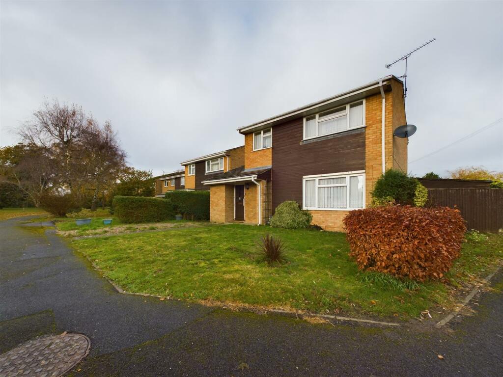 3 bedroom detached house for sale in Cowslip Close, Tilehurst, Reading