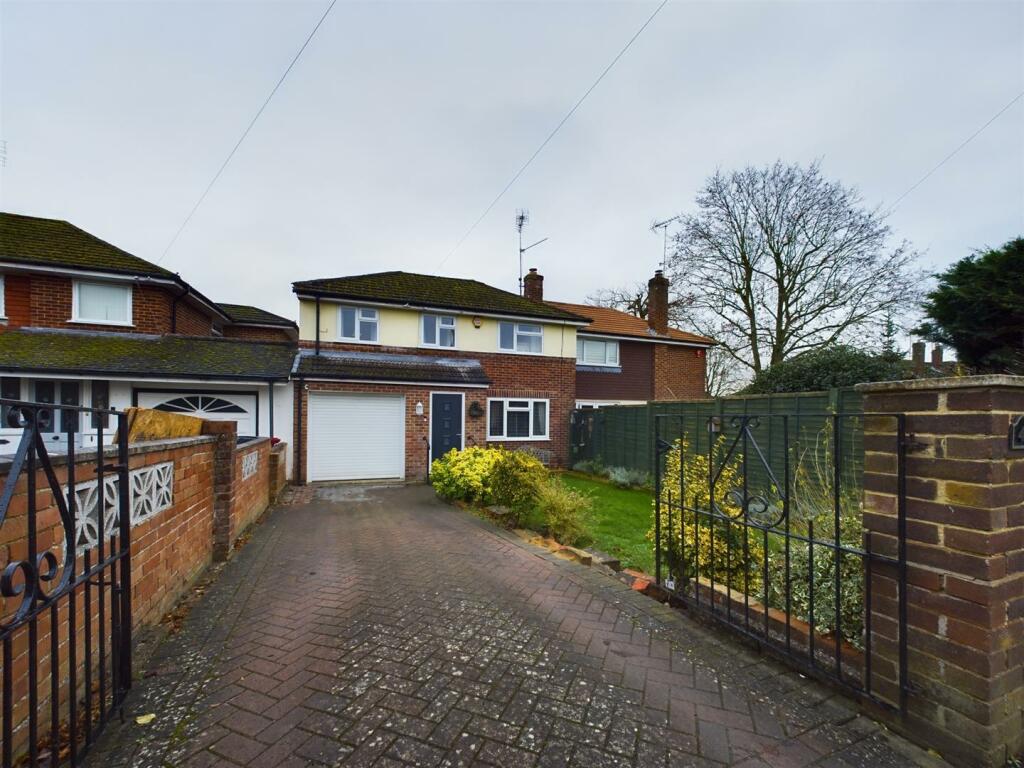 3 bedroom semidetached house for sale in Burghfield Road, Reading, RG30