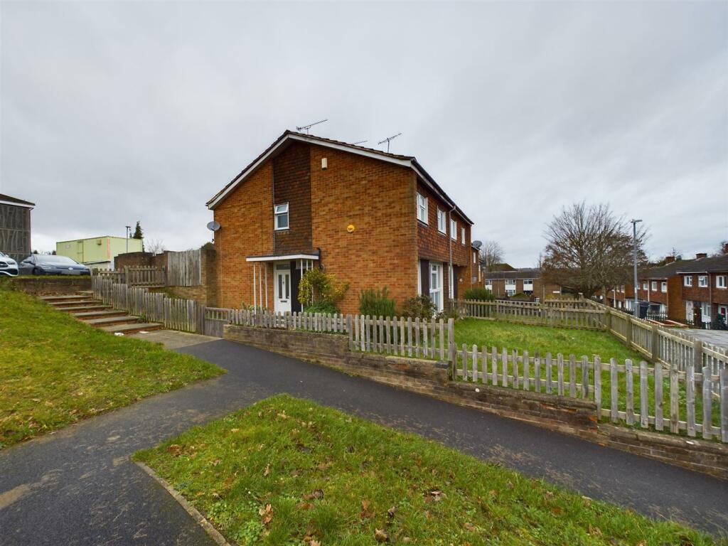 3 bedroom end of terrace house for sale in Dulnan Close, Tilehurst