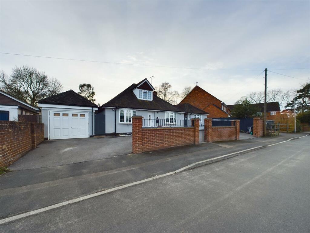 6 bedroom detached bungalow for sale in Armour Hill, Tilehurst, Reading, RG31