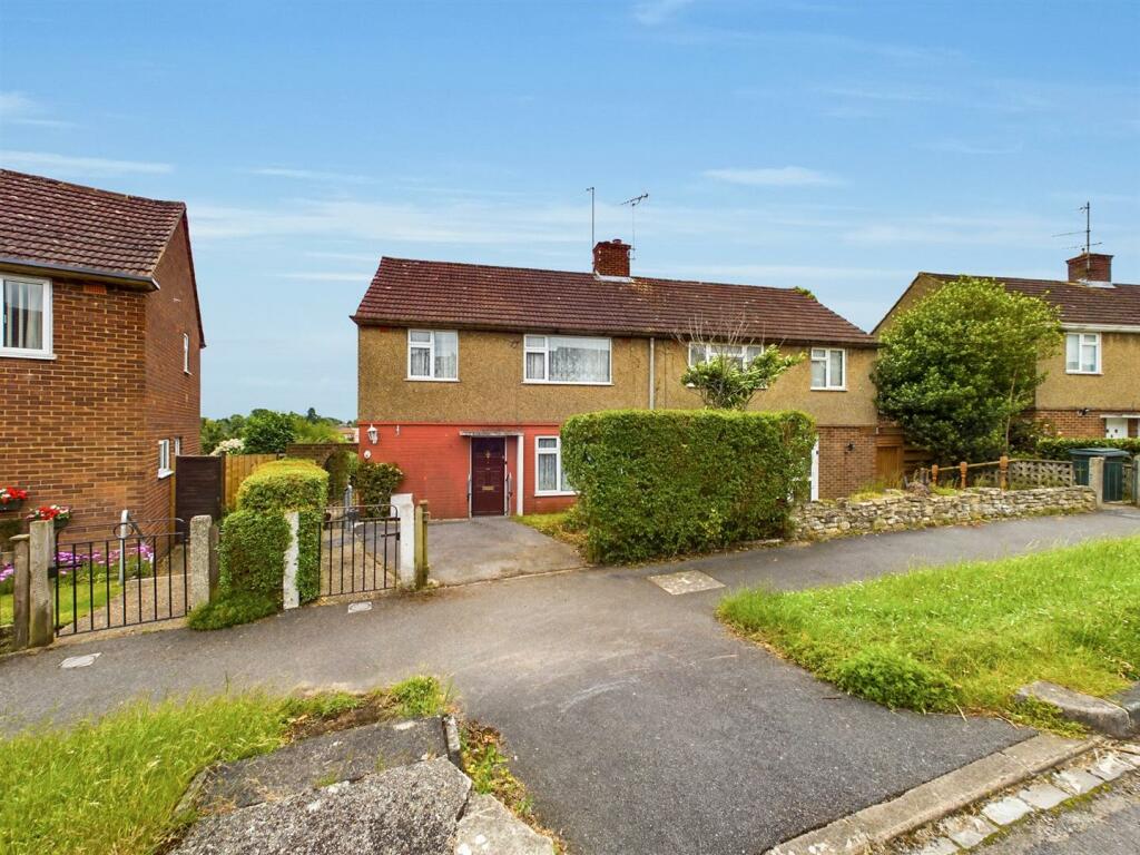 3 bedroom semidetached house for sale in Brockley Close, Tilehurst