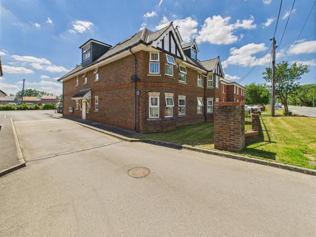 Main image of property: The Green, Theale