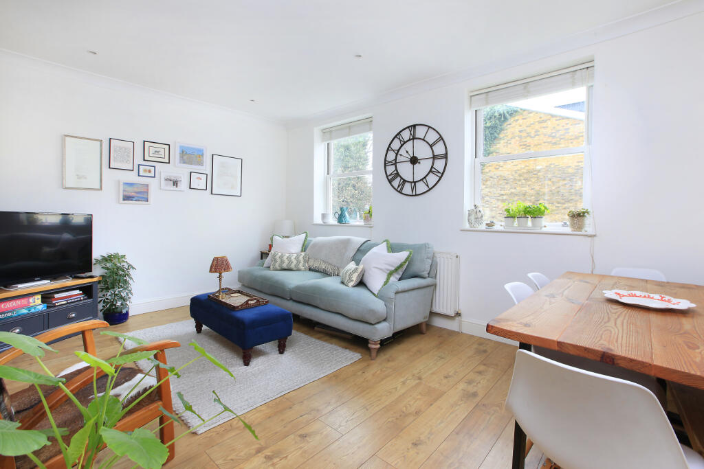 2 bedroom flat for sale in Ravenswood Road, Balham, London, SW12