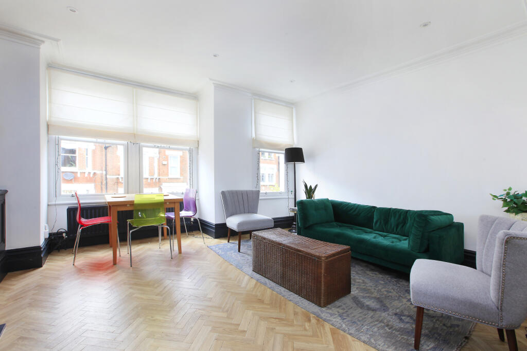 3 bedroom flat for rent in Comyn Road, Battersea, London, SW11