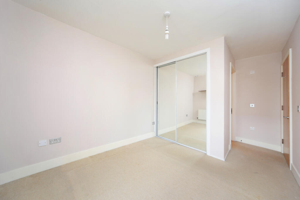 2 bedroom flat for sale in Houghton Square, Clapham, London, SW9