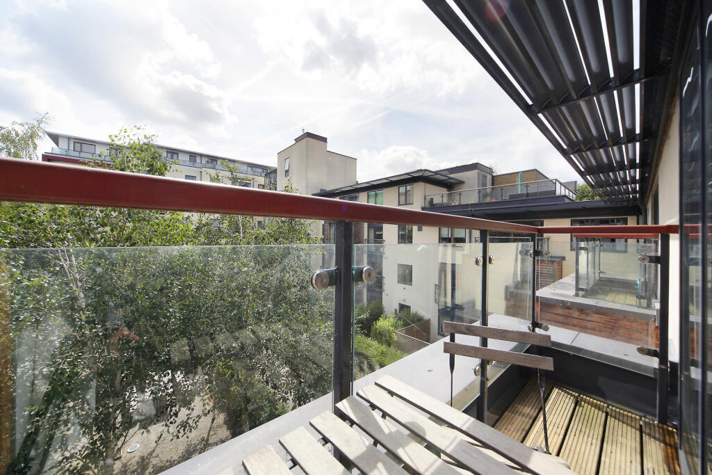 2 bedroom flat for sale in Houghton Square, Clapham, London, SW9